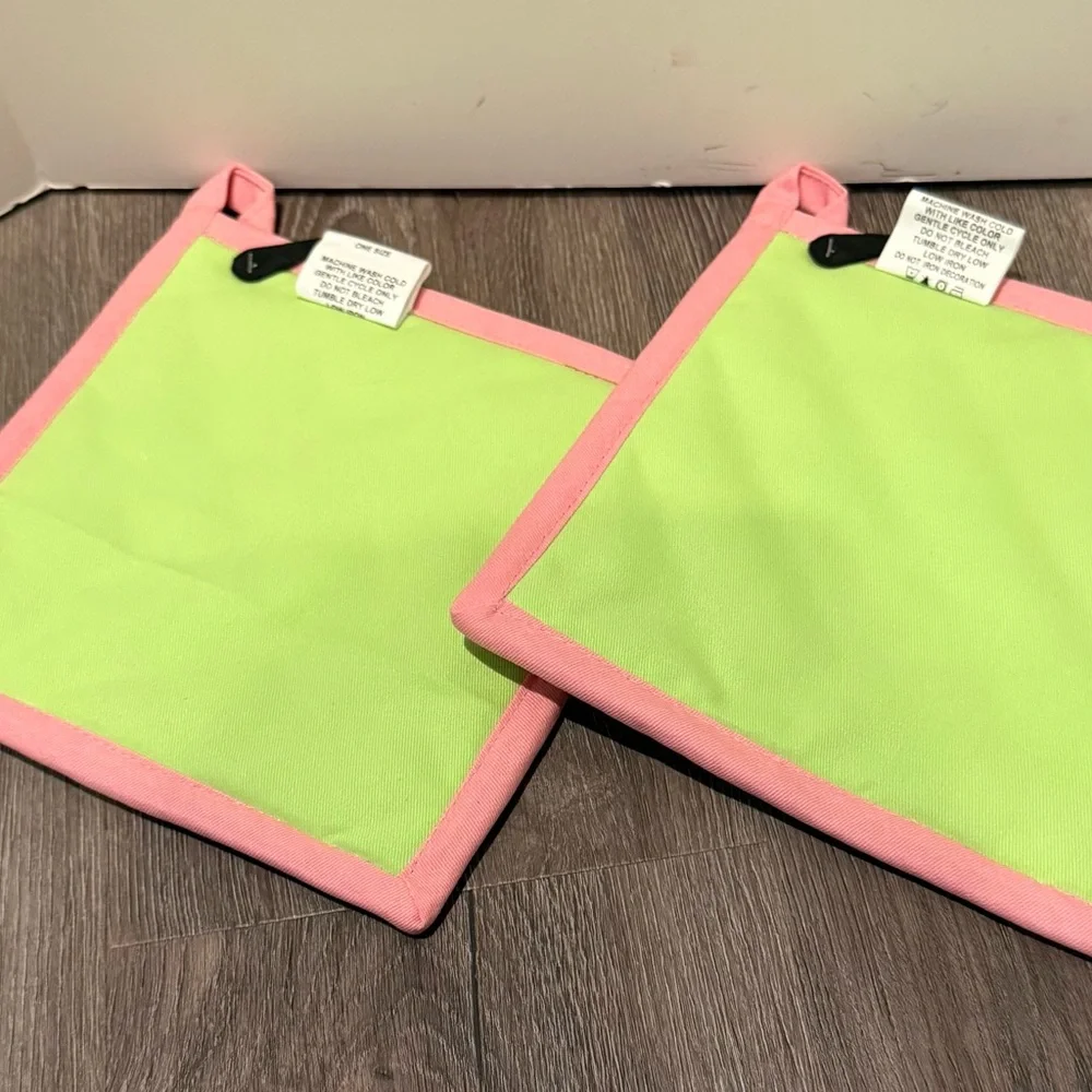 Absolutely Adorable Pink & Green Grinch Pot Holders- Set of 2- NWT - Picture 2 of 3